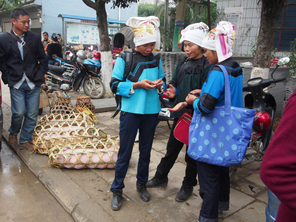 femmes au marché dans la région de Bamei